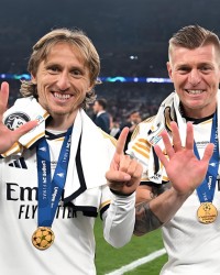 一年前的昨天克罗斯宣布离队，皇马两年告别两位中场大师