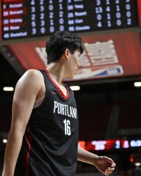 拓蜜狂吹杨瀚森：已是队史前5有他哪还用老詹？他+利拉德？