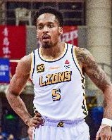 得分能力爆炸！小巴里-布朗出战26分钟 24中14砍全场最高31分！