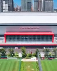 为确保后续比赛的场地条件 海港主场正进行内场草坪换草工作